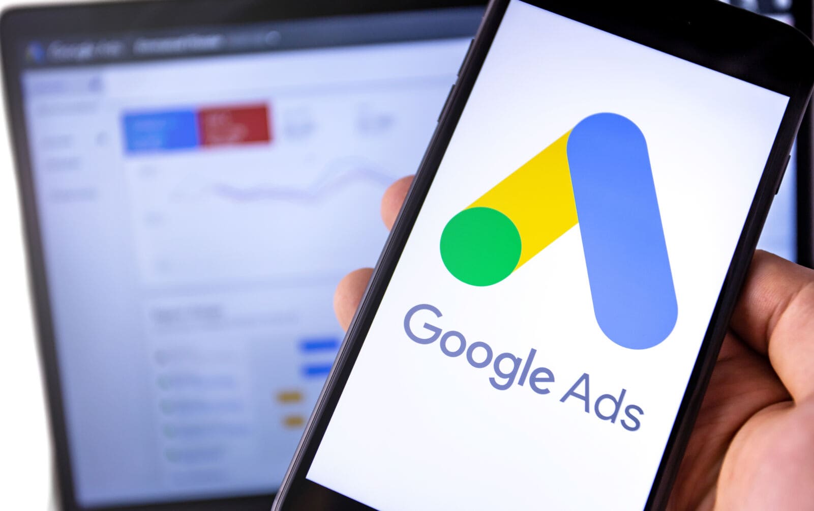 Logo de Google AdWords en una presentación visual de soluciones de marketing digital